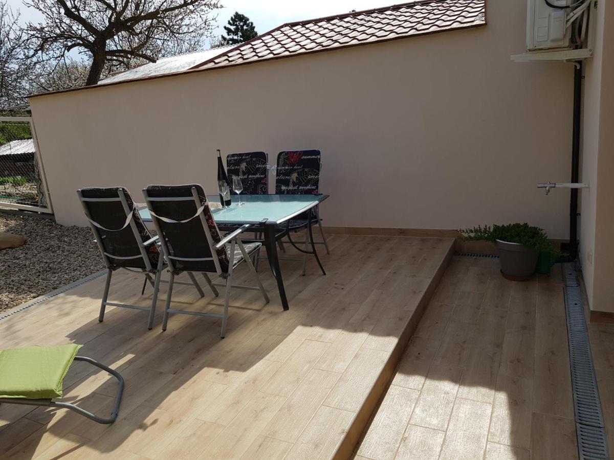 Apartman S Vinnym Sklepem Viktorie Pouzdrany Buitenkant foto