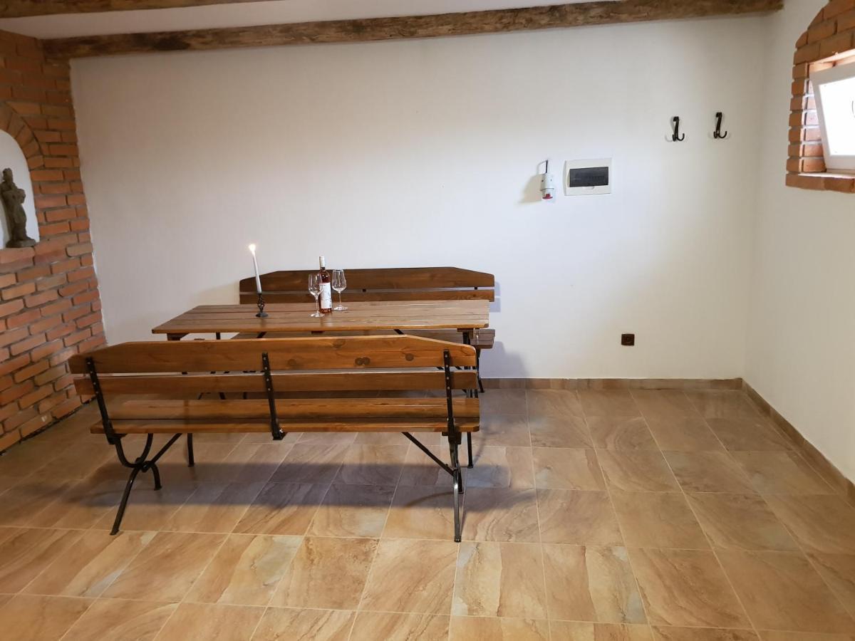 Apartman S Vinnym Sklepem Viktorie Pouzdrany Buitenkant foto