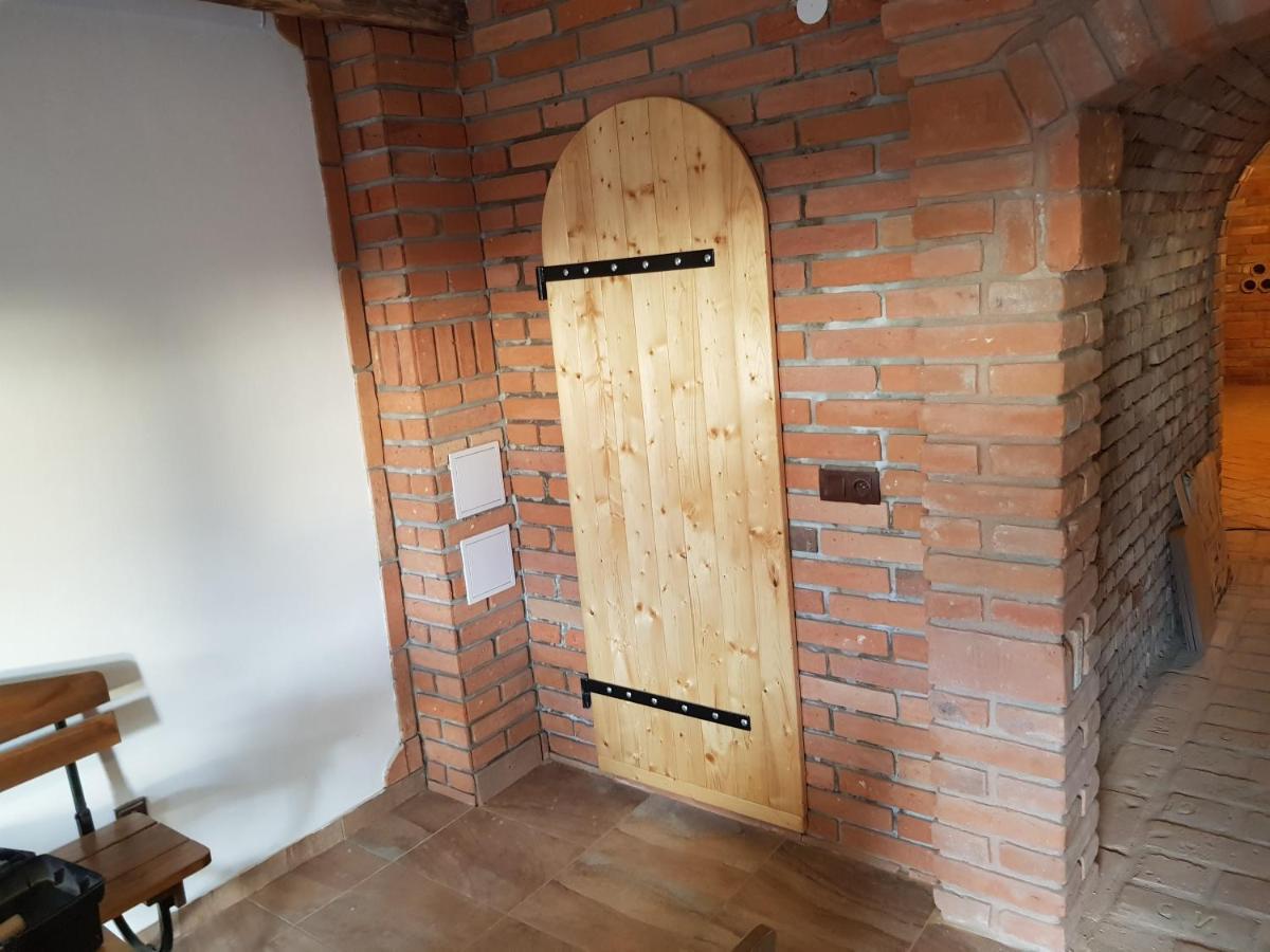 Apartman S Vinnym Sklepem Viktorie Pouzdrany Buitenkant foto