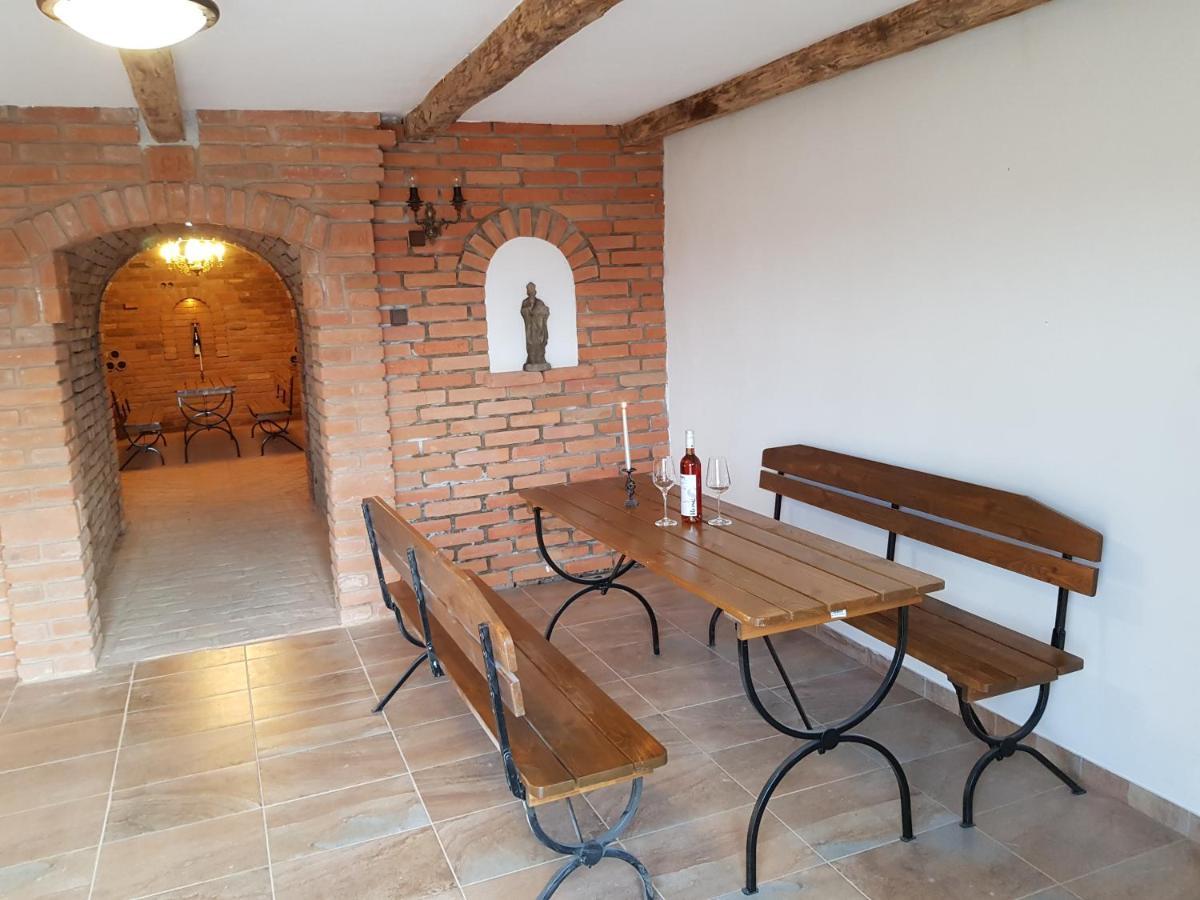 Apartman S Vinnym Sklepem Viktorie Pouzdrany Buitenkant foto